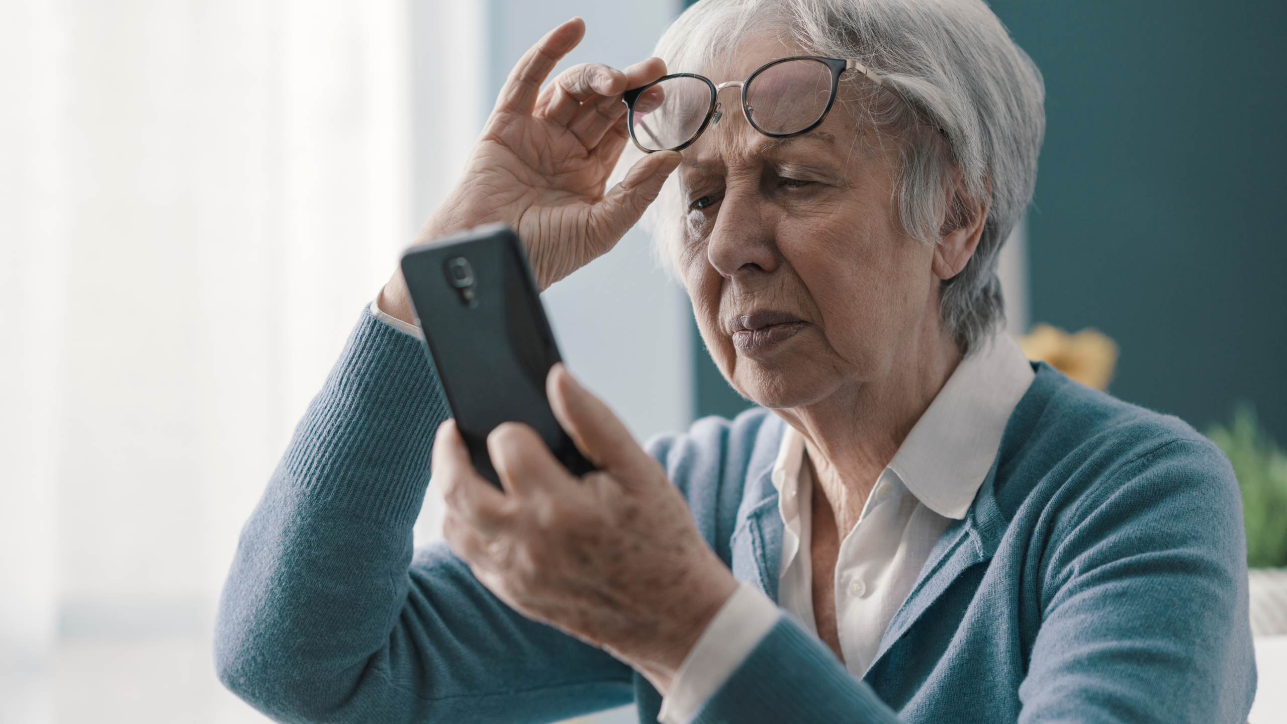 Eye Health Docu-Class_struggling to read text message